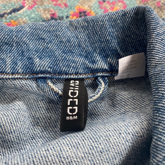 H & M light wash denim jacket! - Picture 2 of 3